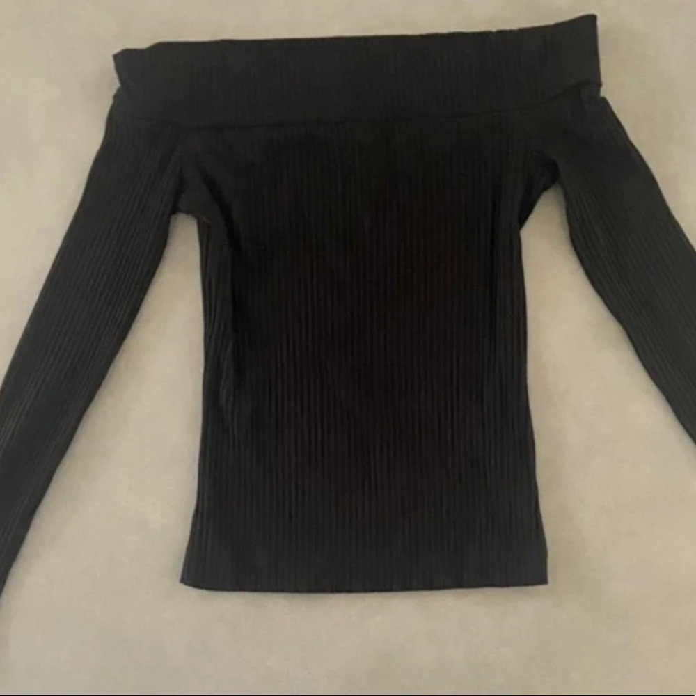 Wilfred Aritzia off shoulder black ribbed top